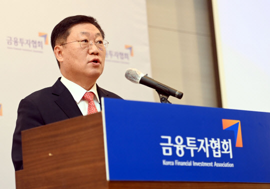 나재철 금융투자협회장이 16일 서울 여의도 전경련회관에서 출입기자단 하계간담회를 열어 2020년 상반기 주요성과와 하반기 중점 추진 과제 등을 소개했다. 금융투자협회.